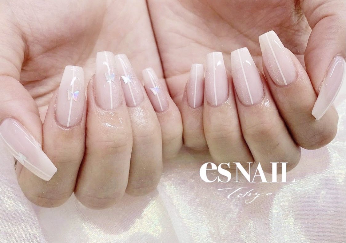 ホログラムがキラッと輝くホワイトネイル（画像提供：esNAIL）