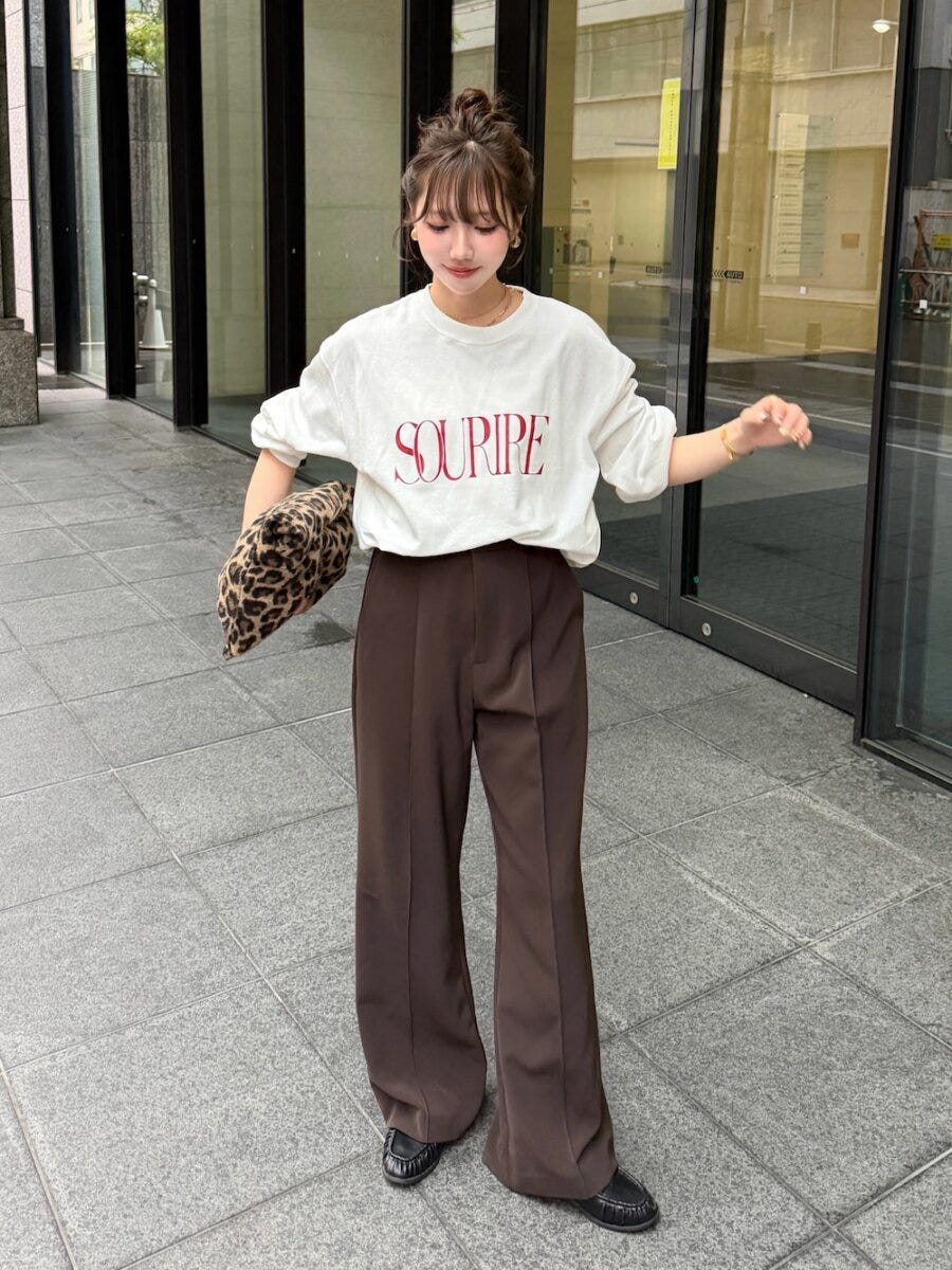 白ロゴスウェットとブラウンパンツのコーデ 白ロゴスウェットとブラウンパンツのコーデ