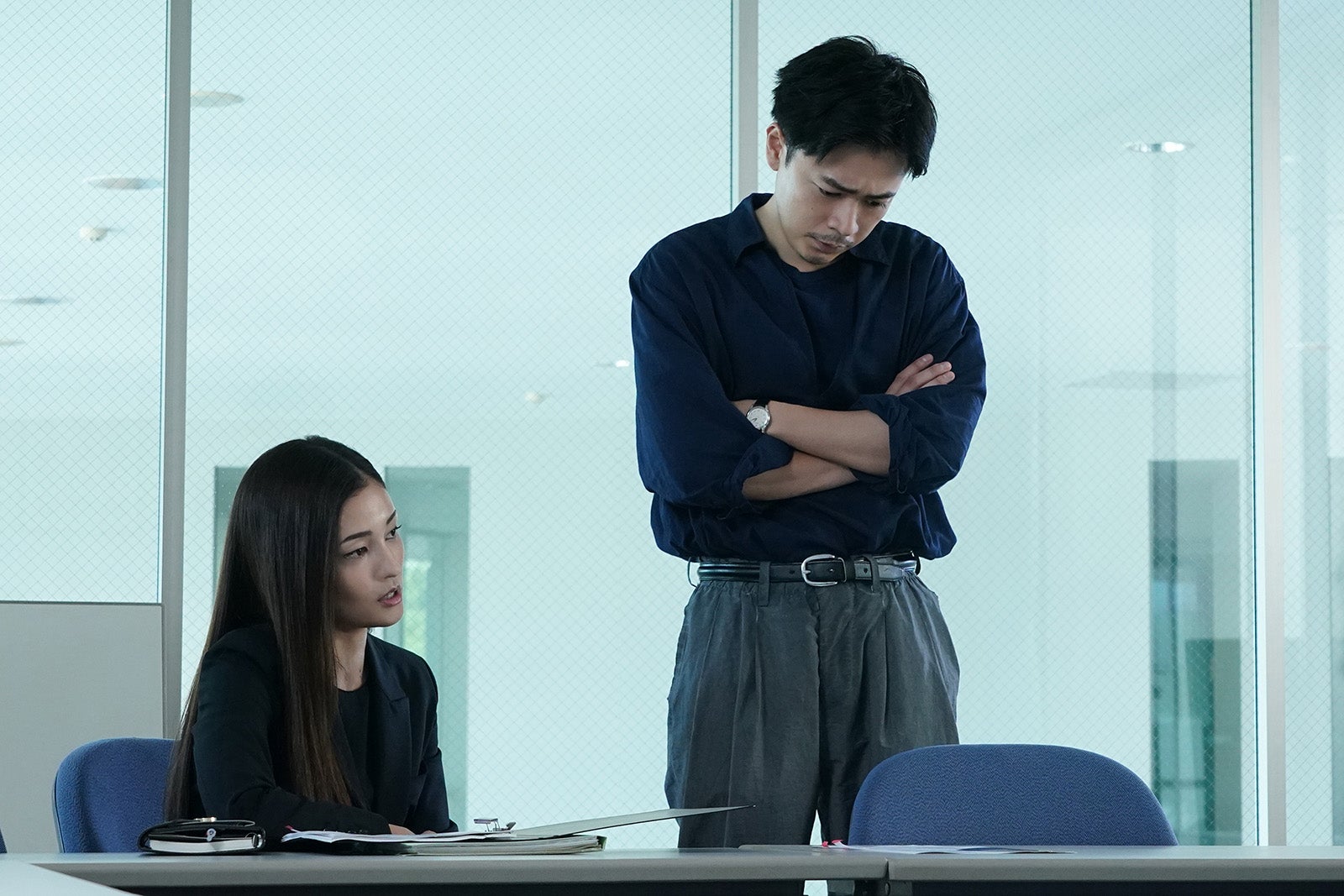 黒木メイサ、成田凌「降り積もれ孤独な死よ」第4話より（C）井龍一・伊藤翔太／講談社（C）ytv