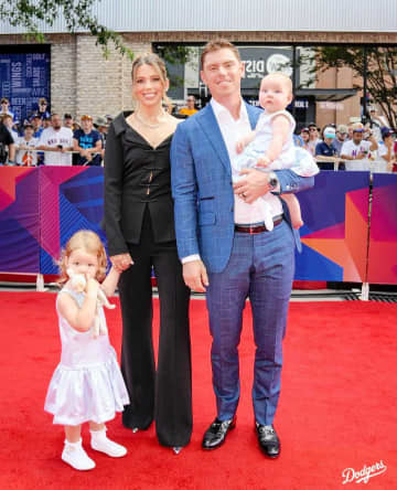 ドジャース スミスのオフがほっこり 長女・シャーロットちゃんと歩く後ろ姿もそっくり？イルミネーション満喫