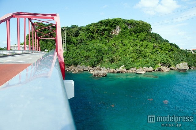 赤いアーチの伊計大橋／Photo by kanegen