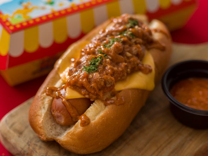 リフレッシュメントコーナー/チーズドッグ(ミートソース)¥650(C)Disney