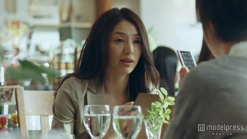 井川遥／新CM「auスマートパス アプリ取り放題」篇より