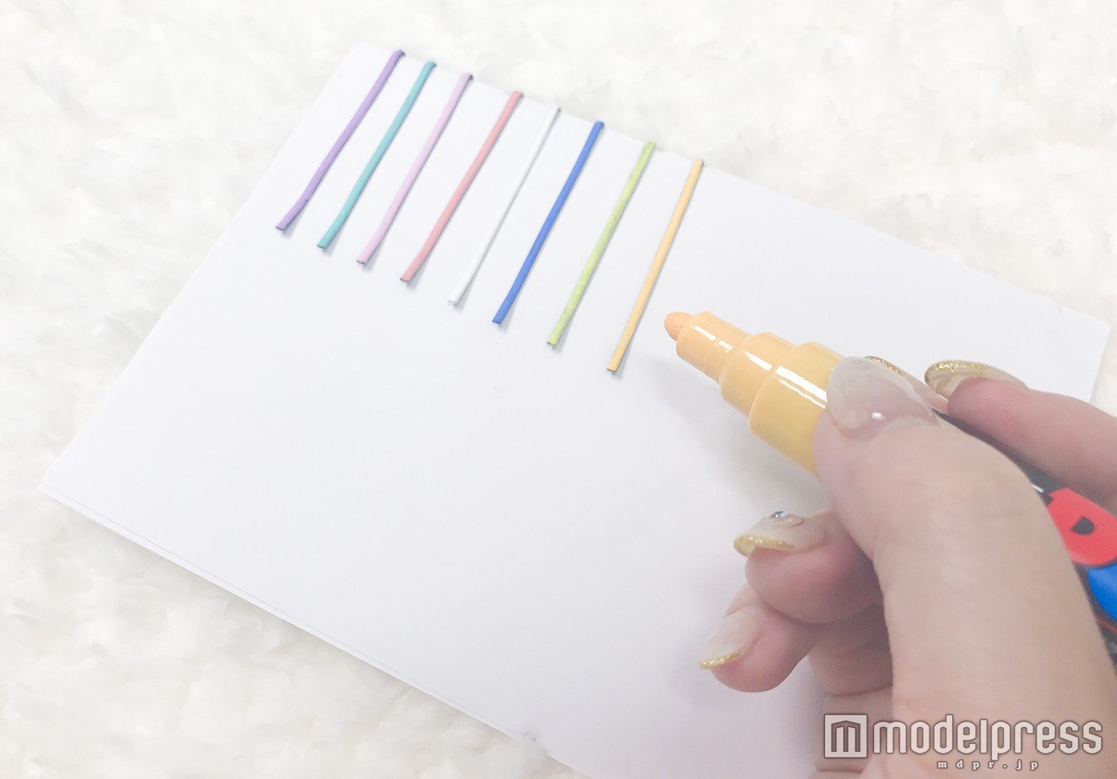 パステルカラーのポスカを使用するのが、今っぽく仕上げるポイント！（C）モデルプレス