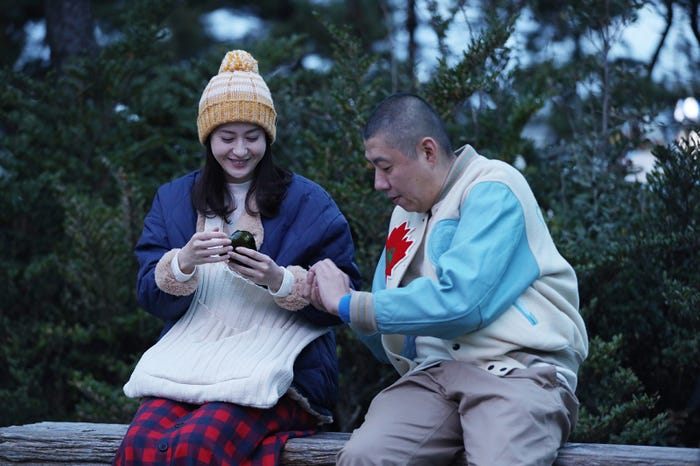 松本若菜、荒川良々(C)鈴木良雄・小学館/「フルーツ宅配便」製作委員会