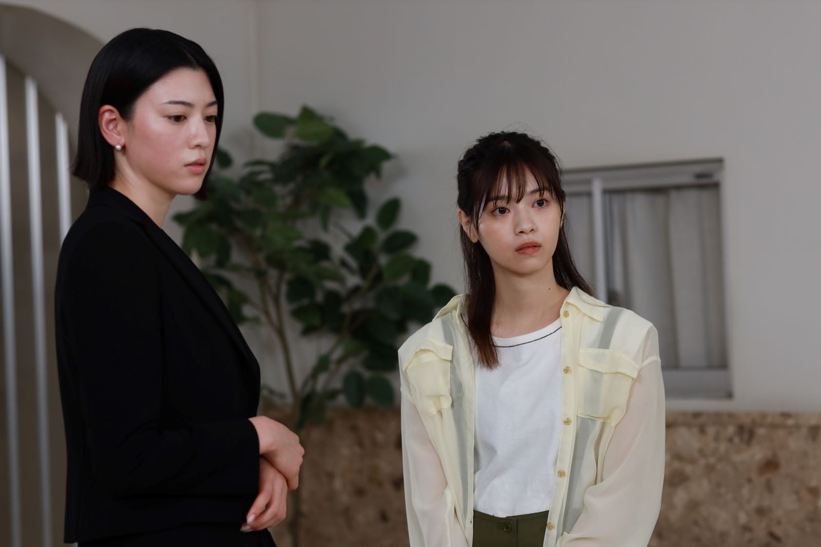 三吉彩花、西野七瀬「言霊荘」第1話より（C）テレビ朝日