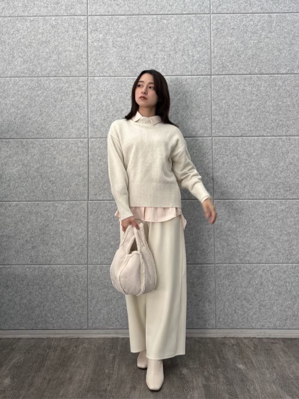 白のレイヤードに旬のピンクも取り入れて 出典:WEAR