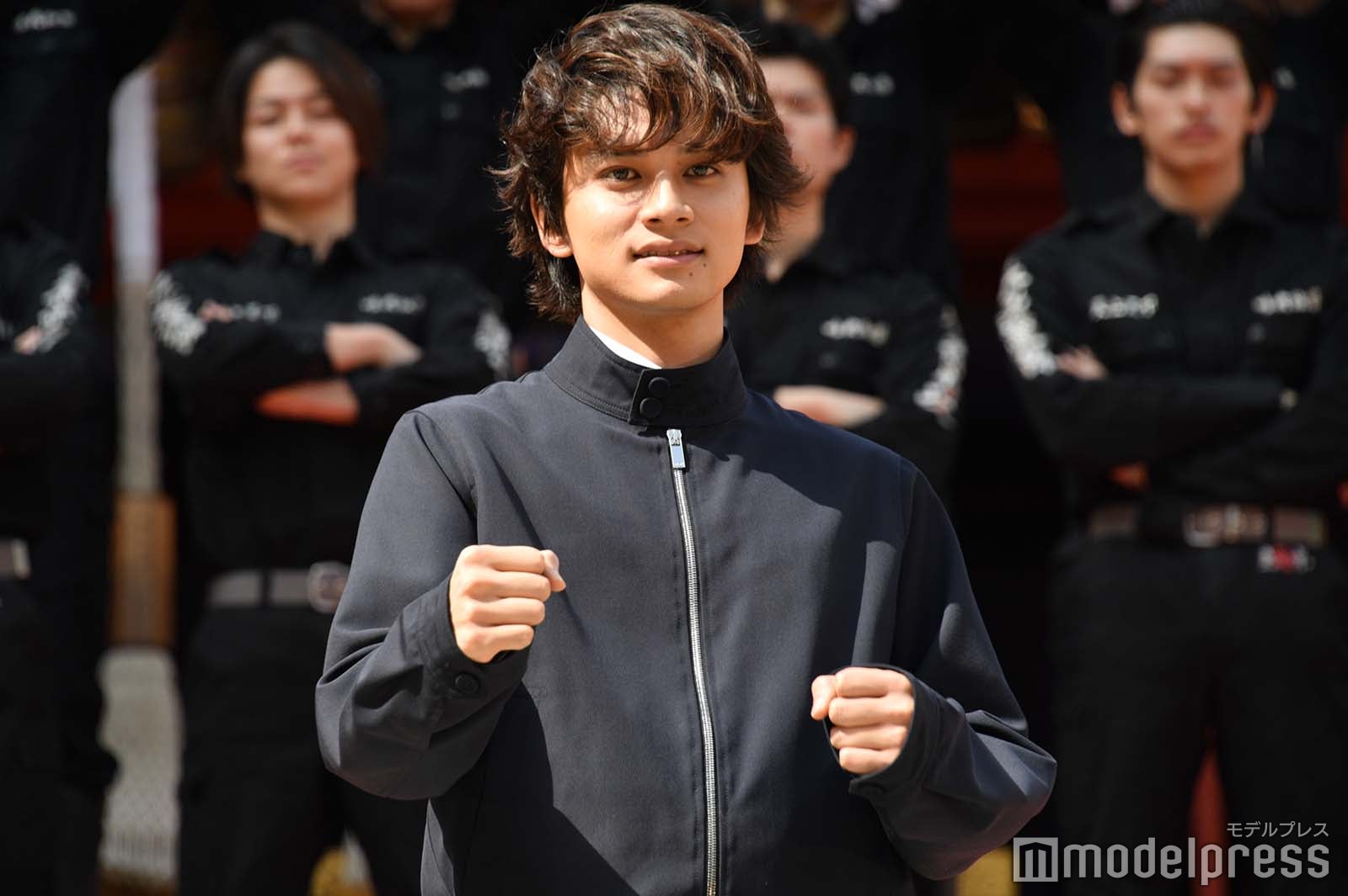 控えめにガッツポーズを決める北村匠海 （C）モデルプレス