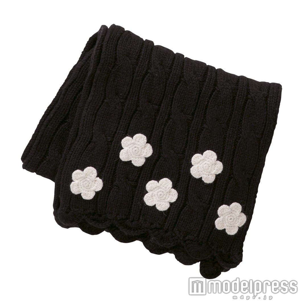 「デイジーニット マフラー」9,000円(税抜)