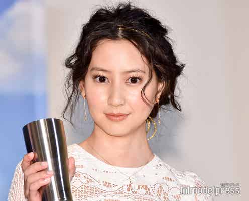 河北麻友子、美背中大胆魅せ&透ける美脚がセクシー