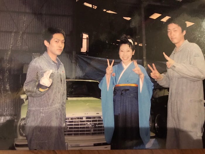 創業期、仲間と工場にて(2005年頃)(提供画像)