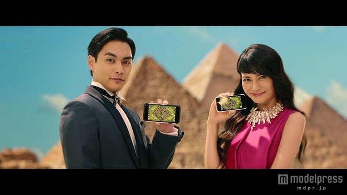 (左から)柳楽優弥、柴咲コウ/クラッシュ・オブ・クランCM「世界各国」篇より