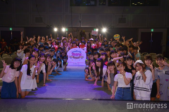 記念撮影(C)モデルプレス