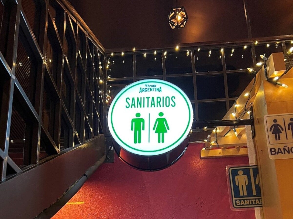 レストランの中のトイレ表示