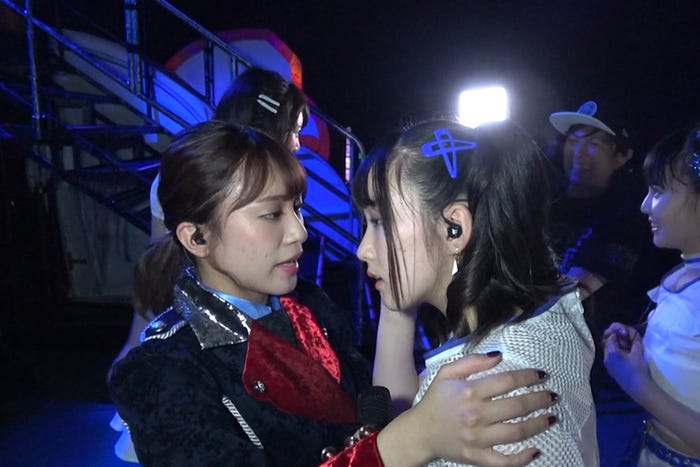 後輩メンバーを勇気付けるキャプテン斉藤真木子(C)2018「SKE48ドキュメンタリー(仮)」製作委員会