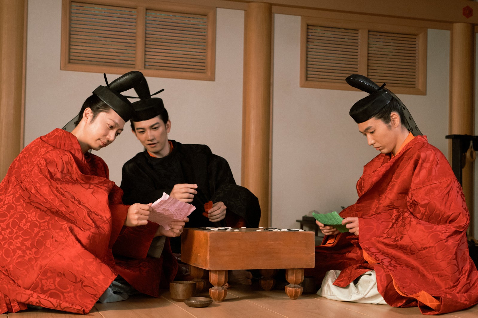 金田哲、町田啓太、柄本佑「光る君へ」第3話より（C）NHK