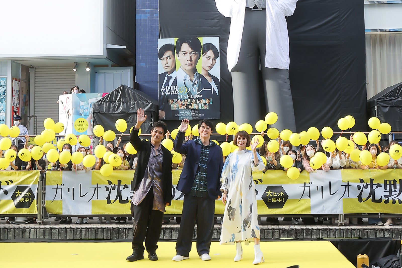 福山雅治・柴咲コウ・北村一輝、道頓堀で船に乗って登場 全長8m“巨大湯川先生”に「実に面白い」＜沈黙のパレード＞