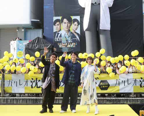 福山雅治・柴咲コウ・北村一輝、道頓堀で船に乗って登場 全長8m“巨大湯川先生”に「実に面白い」<沈黙のパレード>