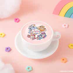 ホットラテ税込890円(C)NARUMIYA INTERNATIONAL CO.,LTD.