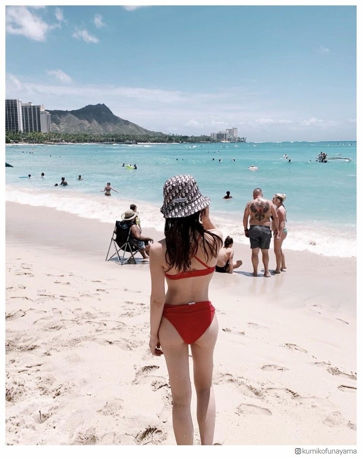 くみっきー、赤ビキニショットを公開「魅惑のボディ」と絶賛の声