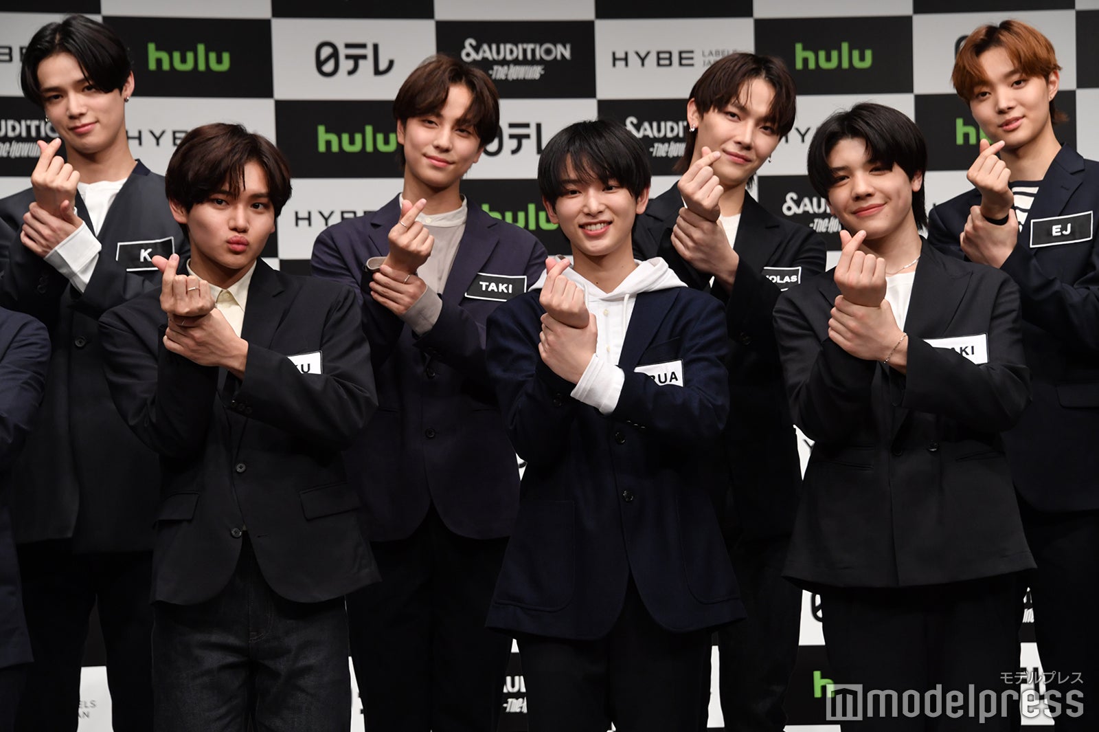 （前列左から）GAKU、HARUA、MAKI（後列左から）K、TAKI、NICHOLAS、EJ（C）モデルプレス