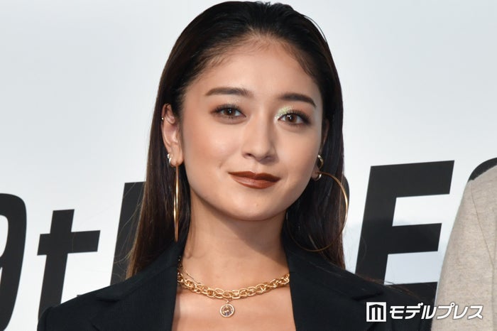 みちょぱ、美デコルテ輝くチューブトップ姿「腹筋綺麗」「さすがのスタイル」の声
