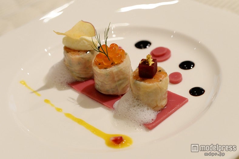 サーモンのタルタルを紫芋のシートと共に　黒胡椒の香るミルクフォーム添え