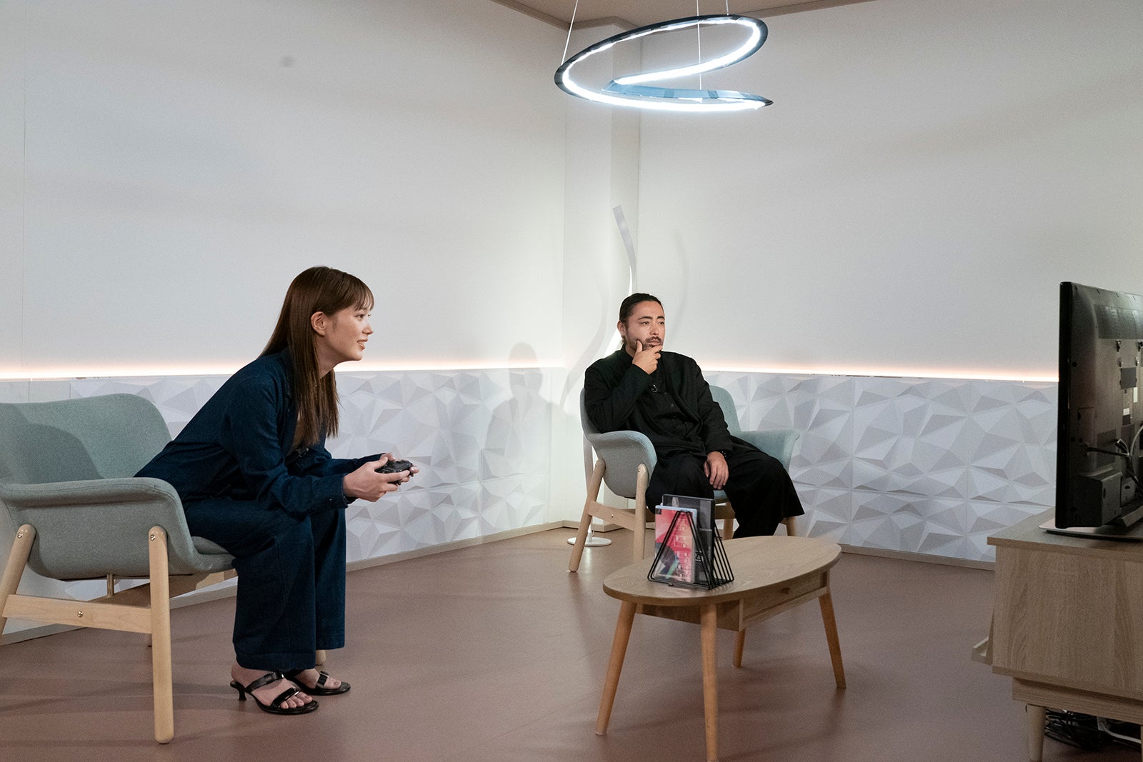 ゲームをプレイする本田翼と山田孝之 （C）NHK