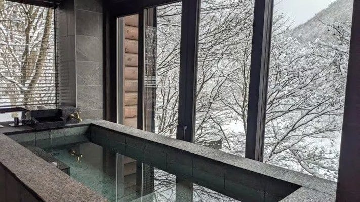 渓流スイートの部屋風呂は絶景温泉で広々