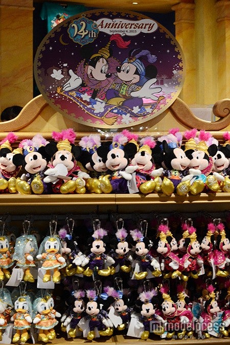 14周年を祝うミッキー、ミニー、デイジー