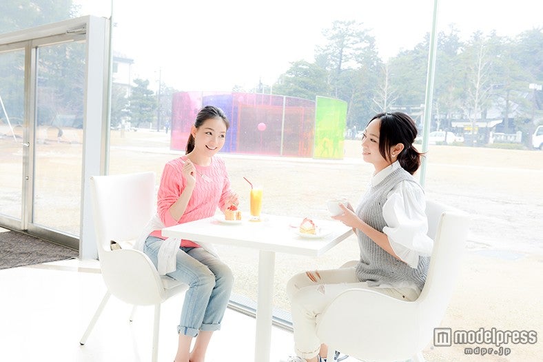 美術館の前庭の望む開放的な店内