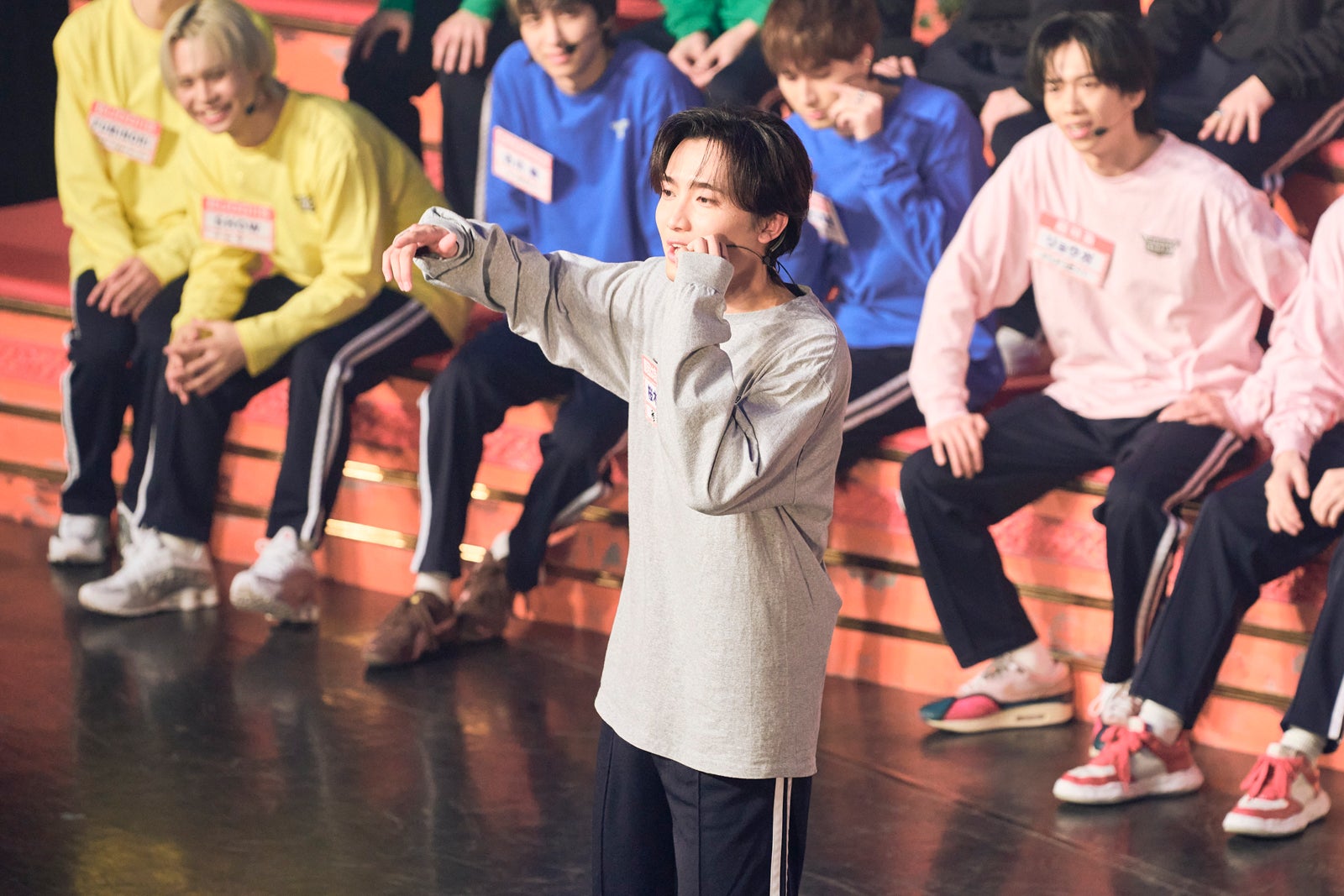 煽りで盛り上げる桜木雅哉（C）テレビ東京