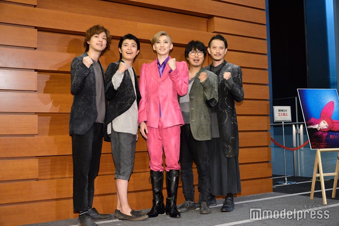 高田翔のツルツルなすねに注目!?(左から)平野潤也、高田翔、京本大我、中山祐一朗、細見大輔(C)モデルプレス