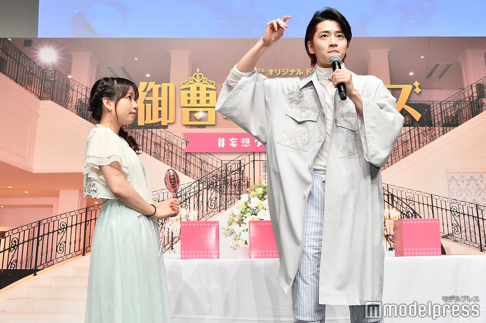 ファンにおまじないをかける飯島寛騎（C）モデルプレス