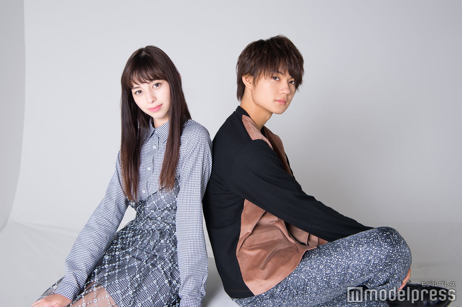 （左から）中条あやみ、佐野勇斗 （C）モデルプレス