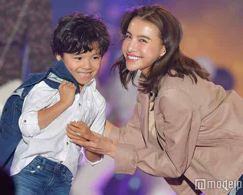 シングルマザーモデル・難波サキ、イケメン息子と手つなぎ&キス「ママの夢を叶えてくれてありがとう」<関コレ2018S/S>