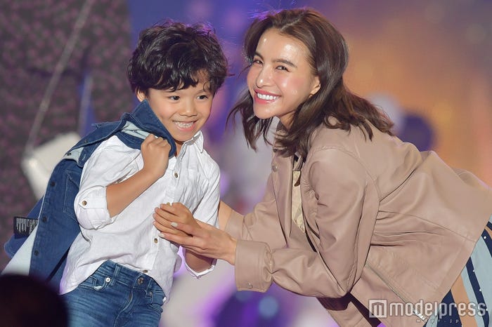 シングルマザーモデル 難波サキ イケメン息子と手つなぎ キス ママの夢を叶えてくれてありがとう 関コレ18s S モデルプレス シングルマザーモデル 難波サキ イケメン息子と手つなぎ キス ママの夢を叶えてくれてありがとう 関コレ18s S モデルプレス
