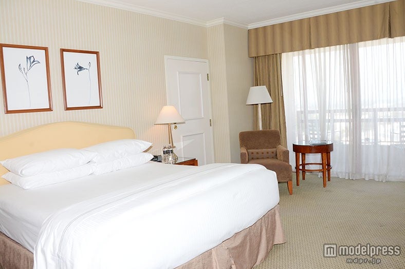 広々とした客室とベッド