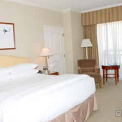 広々とした客室とベッド