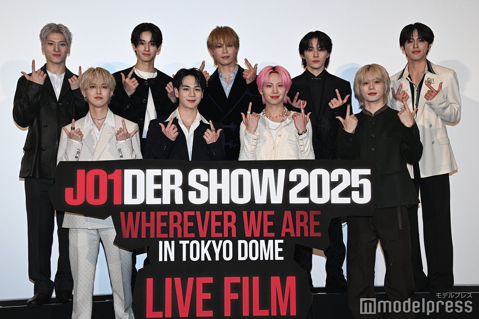 JO1（上段左から時計回りに）金城碧海、佐藤景瑚、與那城奨、川西拓実、河野純喜、木全翔也、川尻蓮、豆原一成、白岩瑠姫（C）モデルプレス