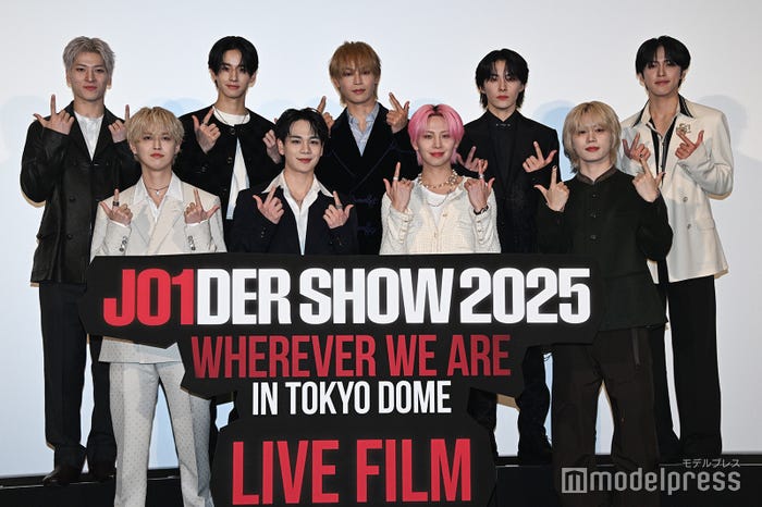 JO1(上段左から時計回りに)金城碧海、佐藤景瑚、與那城奨、川西拓実、河野純喜、木全翔也、川尻蓮、豆原一成、白岩瑠姫(C)モデルプレス