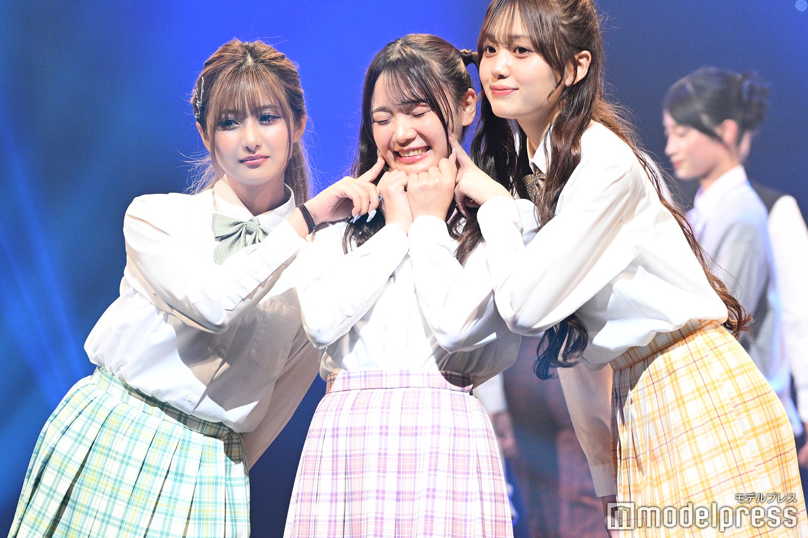 「今日好き」横田未来＆野咲美優、古澤里紗に”ほっぺツン” パステル制服姿が可愛い【GAKUSEI RUNWAY 2024 SPRING＆SUMMER】