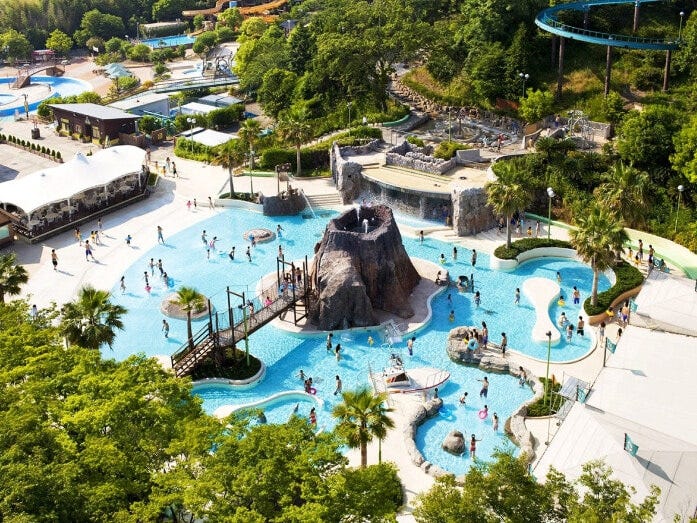 沢登りなどもできる噴水火山がシンボルの「アドベンチャーマウンテン」を中心に、冒険心をくすぐる水の仕掛けがいっぱいです