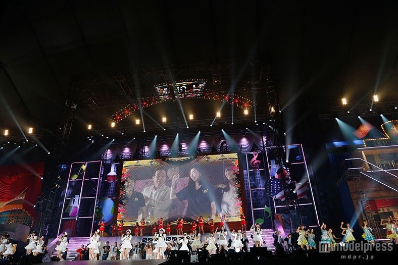 ライブの様子（C）AKS