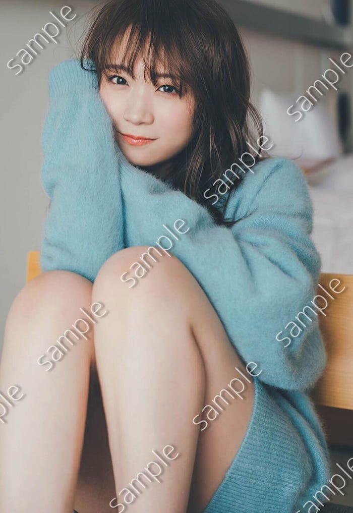 秋元真夏卒業記念写真集「振り返れば、乃木坂」封入特典4(撮影/東京祐)