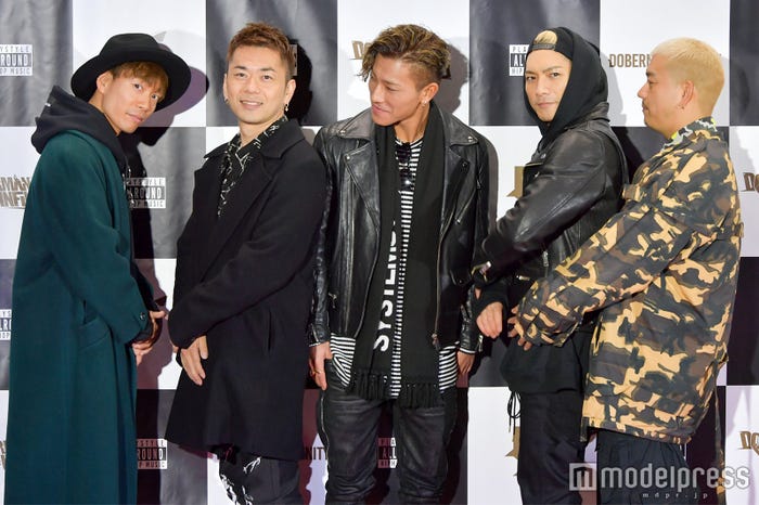 ポーズを要求されると…/DOBERMAN INFINITY(左から:P-CHO、GS、KAZUKI、SWAY、KUBO-C)/(C)モデルプレス