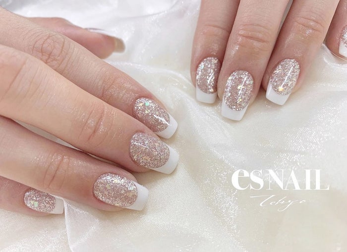 遊び心のあるグリッター×白フレンチ（画像提供：esNAIL）