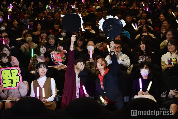 互いのうちわを観客に見せる奥野壮、高橋文哉(C)モデルプレス
