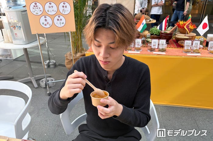 選んだ6種を試食(C)モデルプレス