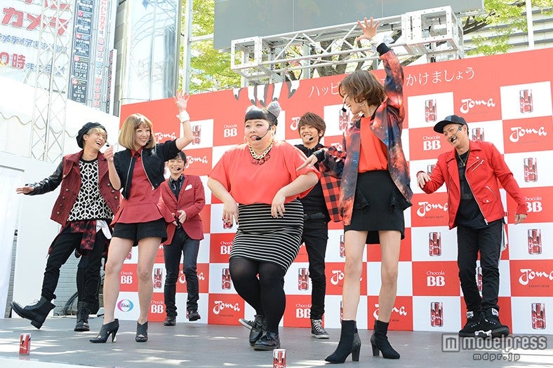 渡辺直美（中央）と愉快にダンスを繰り広げるAAA